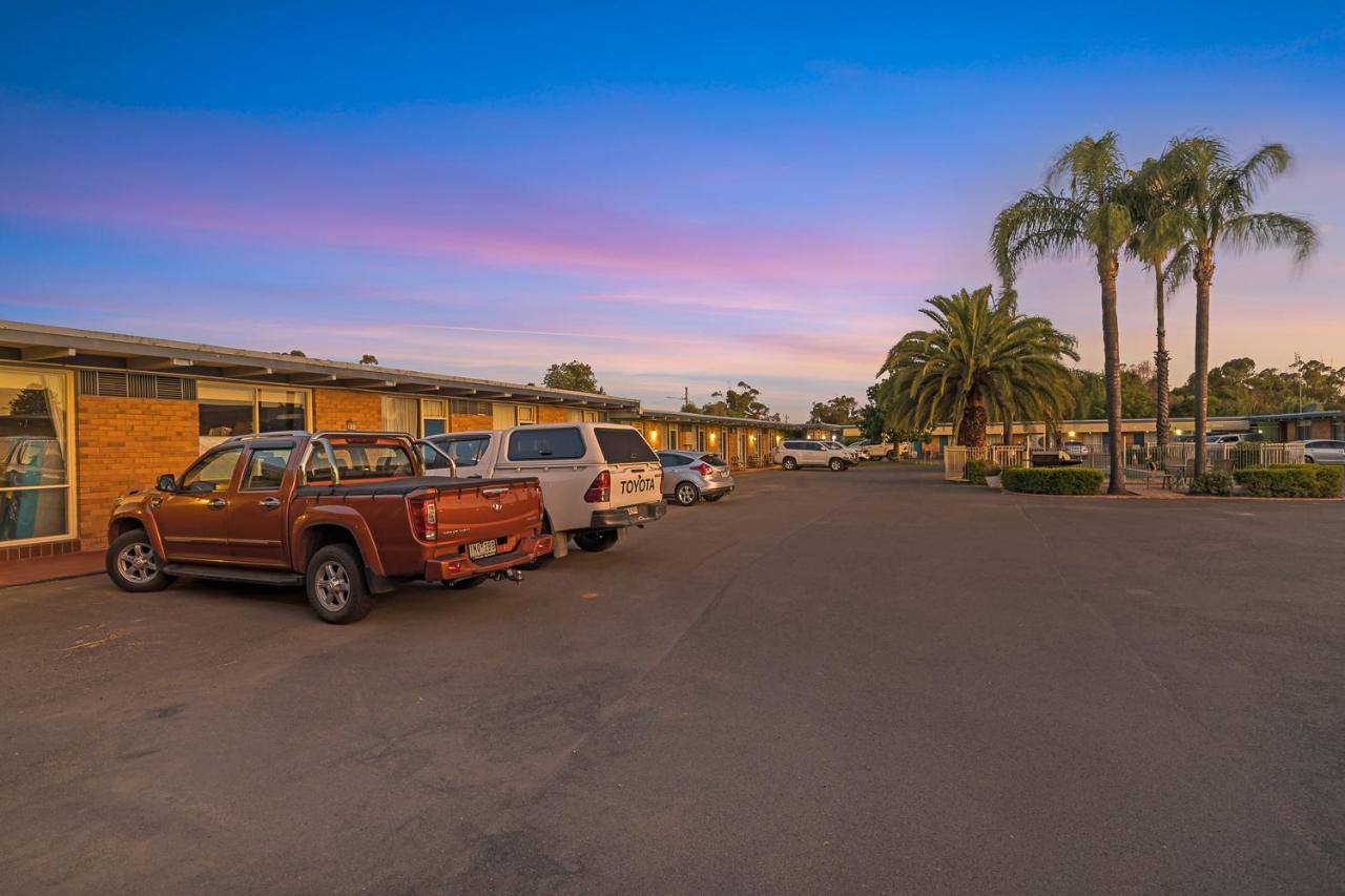 פורבס Plainsman Motel מראה חיצוני תמונה