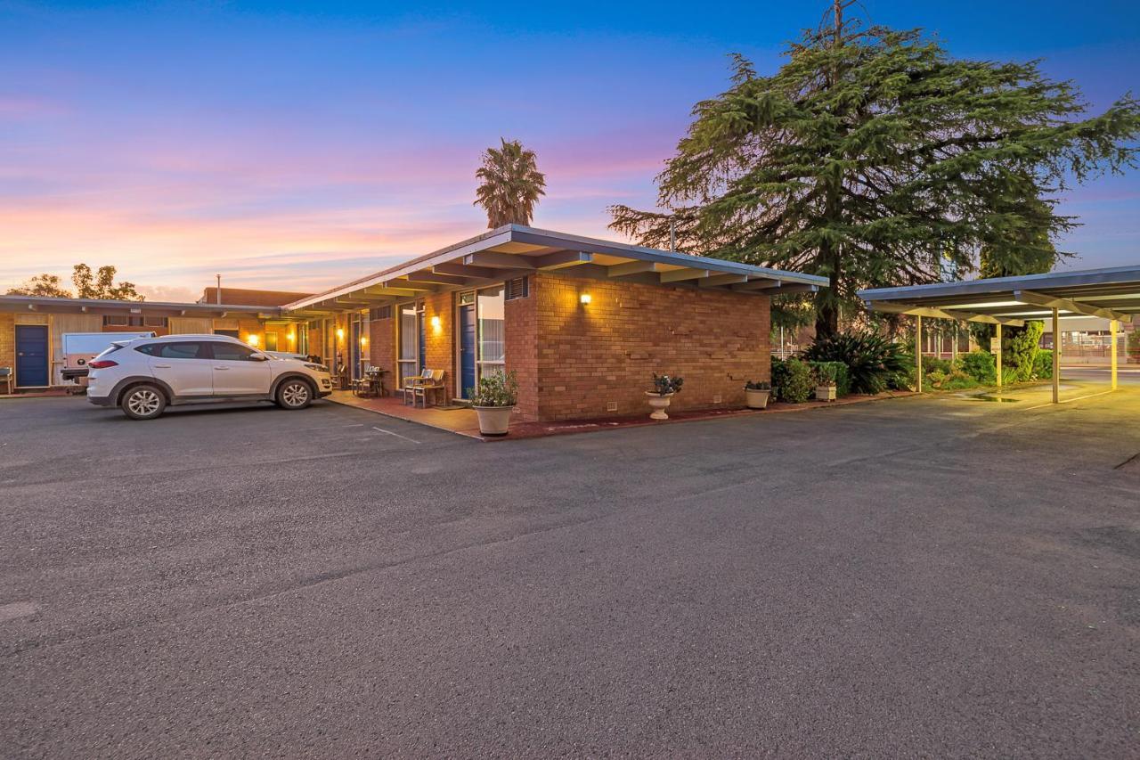 פורבס Plainsman Motel מראה חיצוני תמונה