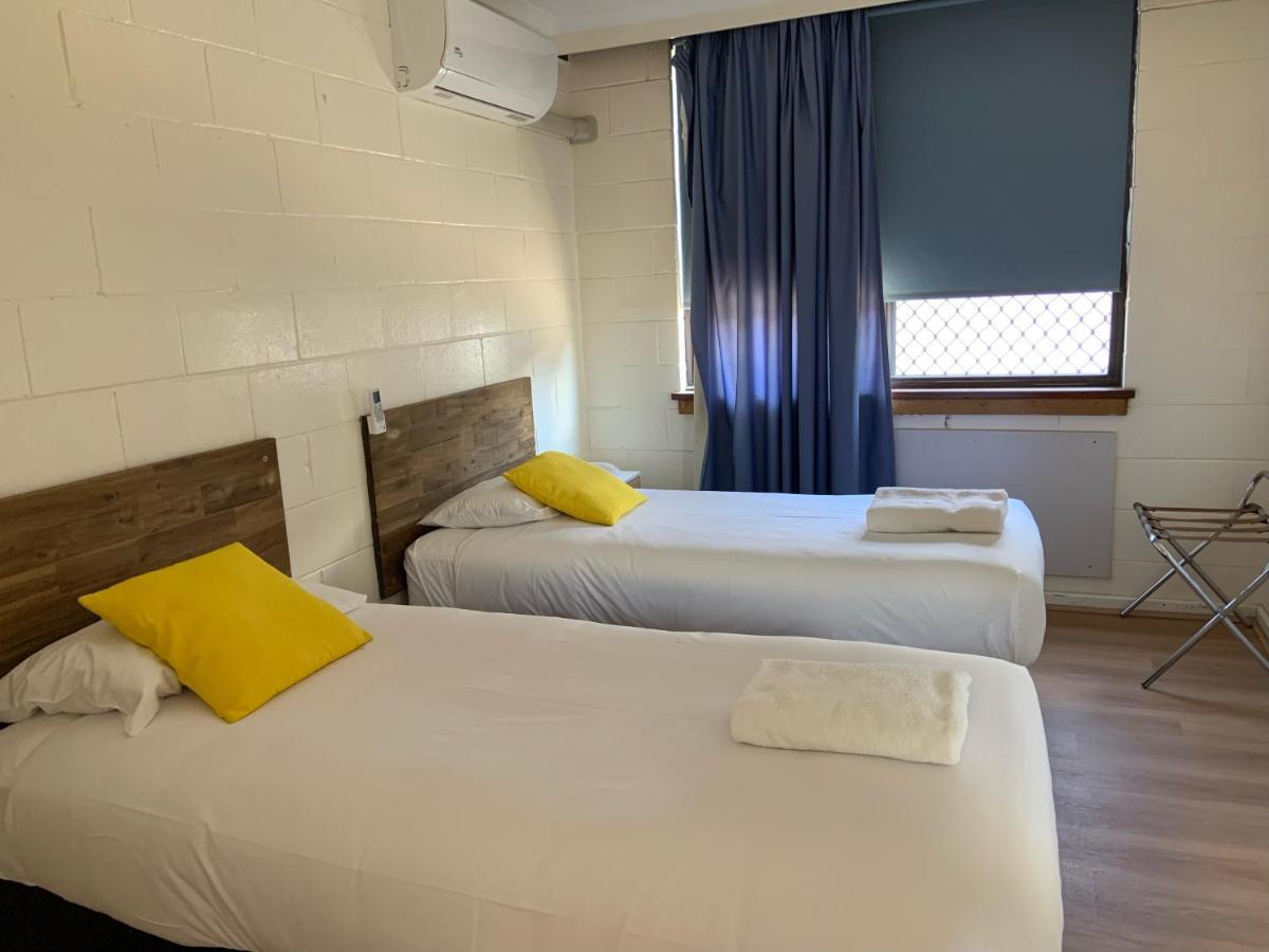 פורבס Plainsman Motel מראה חיצוני תמונה